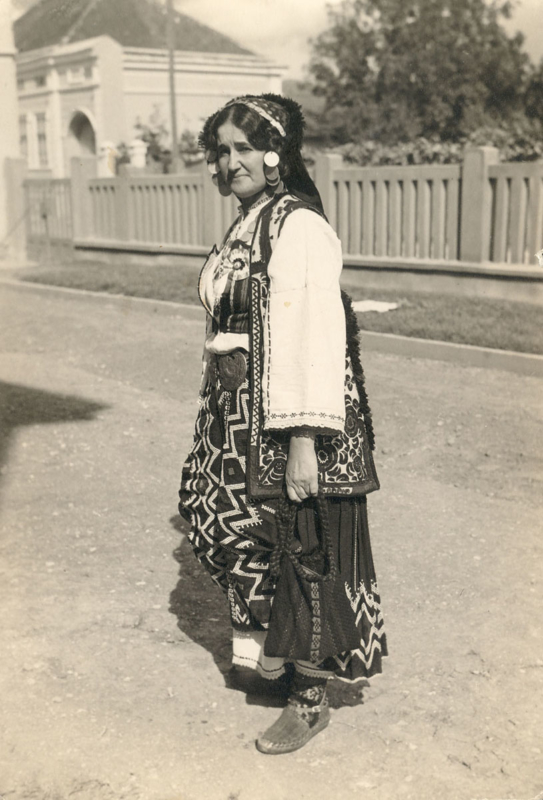 Наталија Божиновић у народној ношњи Заглавка 1933. у Књажевцу