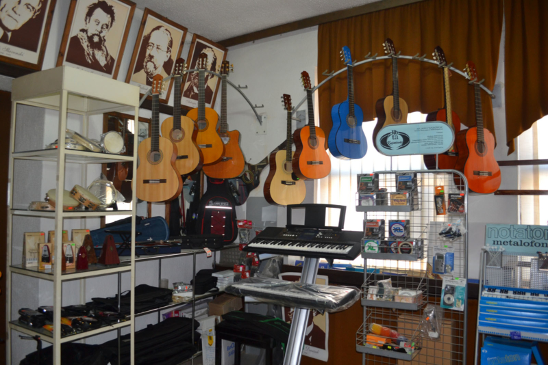 Продавница музичких инструмената и дидактичког материјала