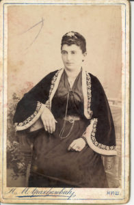 Из збирке старих фотографија, Жена у грађанској ношњи, крај XIX века