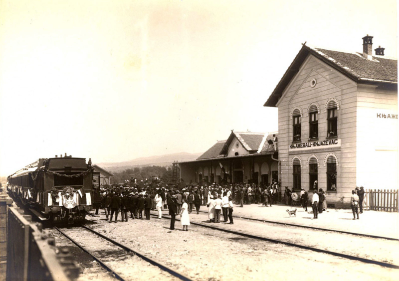 Први воз који је пругом из правца Ниша приспео у књажевачку станицу 1922.